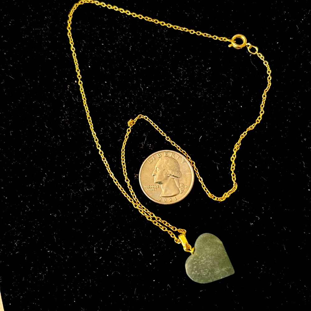 Green stone heart necklace with 18” gold toned chain - Picture 3 of 4